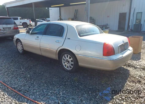 2006 Lincoln Town Car Signature Limited from USA, damaged, VIN 1LNHM82V06Y613787